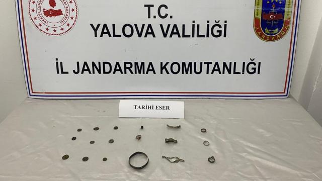 Yalovada yol kontrol noktasında 18 adet tarihi eser ele geçirildi