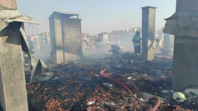 Kuluda bir binanın çatısında çıkan yangın söndürüldü
