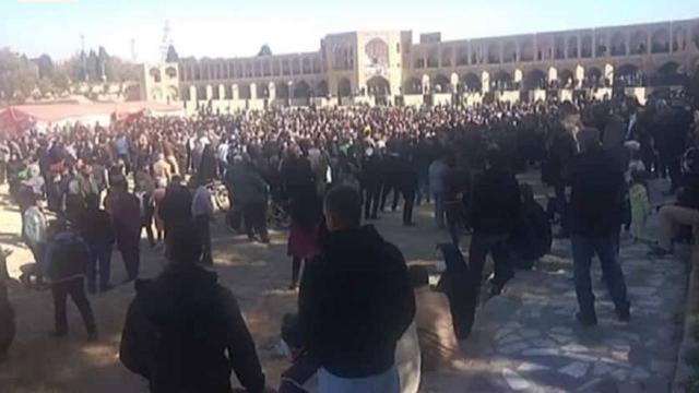 Binlerce kişi Zayende Irmağının kurumaya terk edilmesini protesto etti