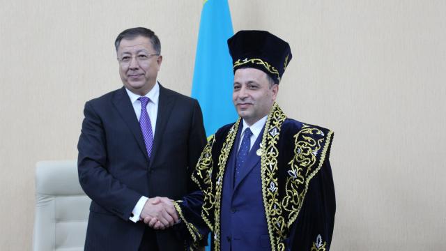 AYM Başkanı Arslana Kazakistanda “Fahri Profesör” unvanı verildi