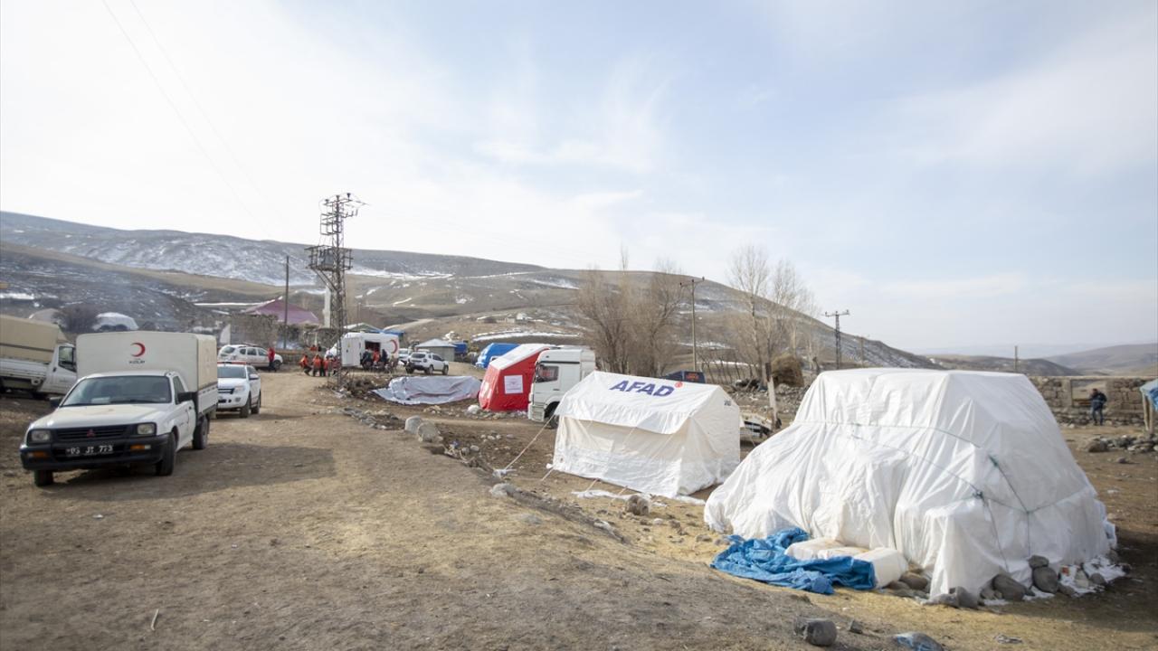 Doktor ve hemşireler de vatandaşlara sağlık hizmeti sunuyor
