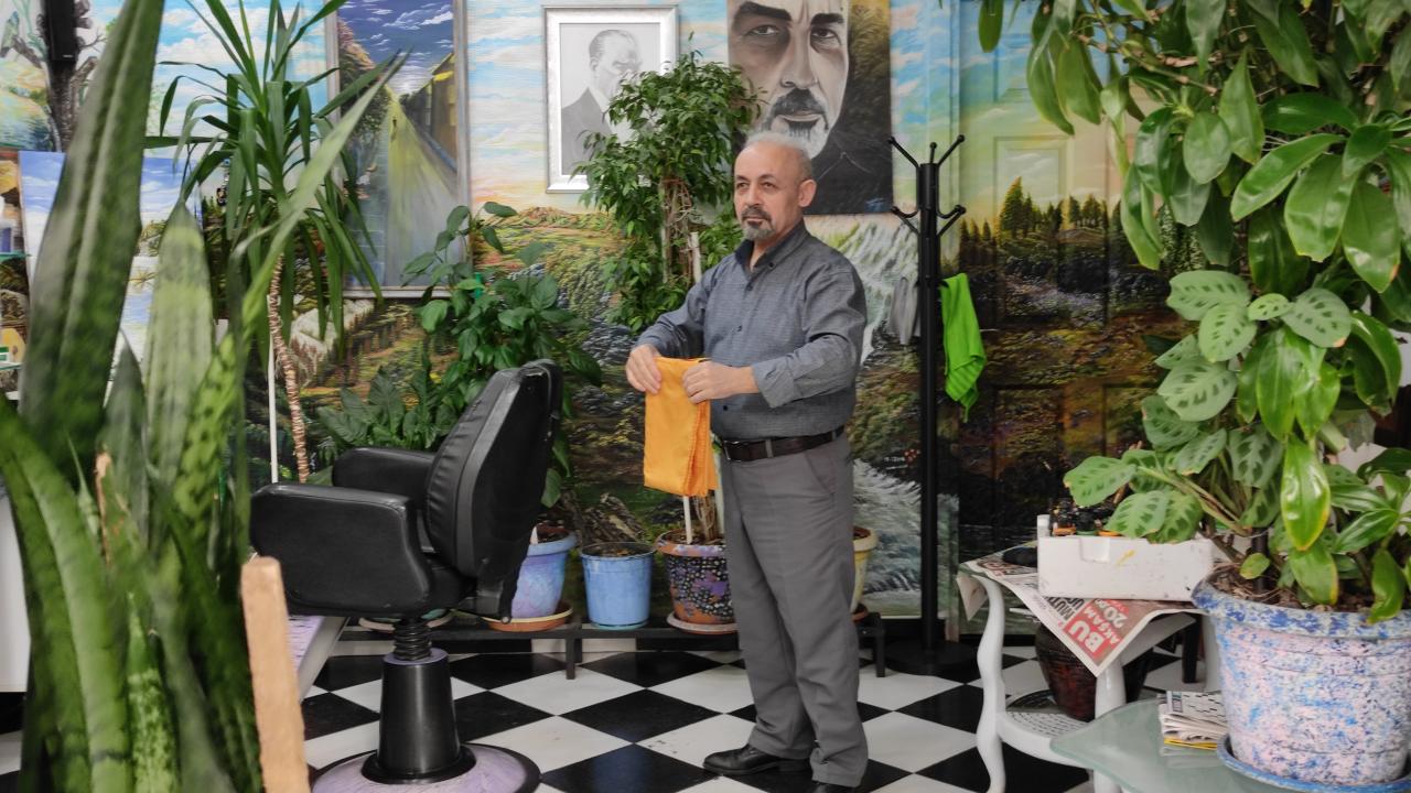 Taşdemir, Kadıköy`deki dükkana taşındığında ortam müsait olduğu için karakalem çizimler yaptığını anlatarak, şunları söyledi: