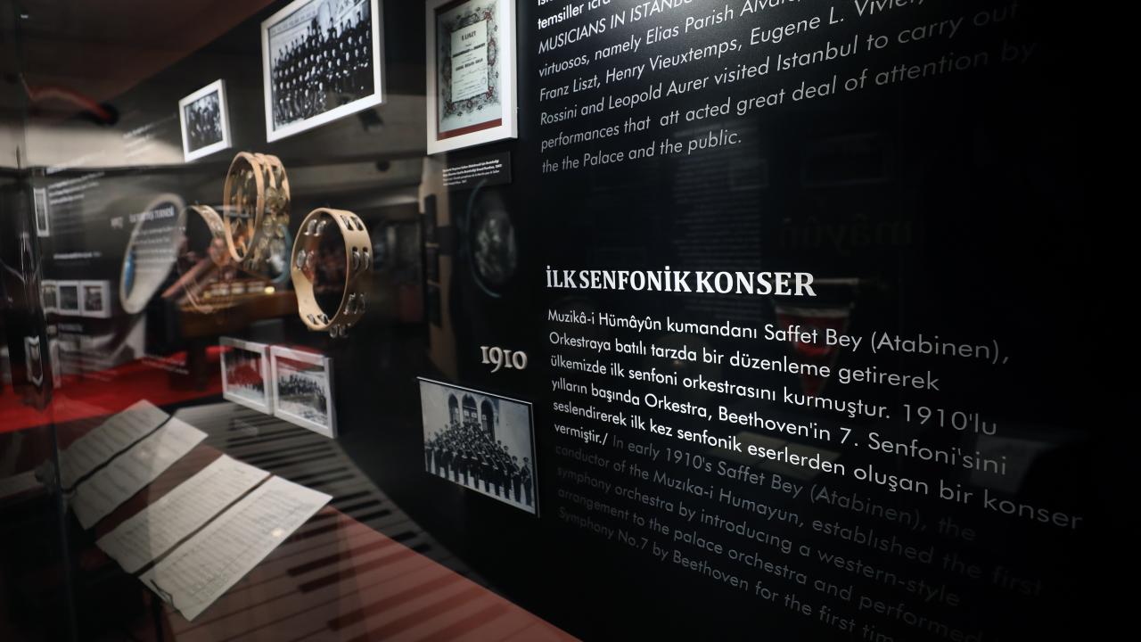 Bunun için ziyaretçiler zemine yerleştirilen plak desenlerinin üzerine geldiğinde kayıt çalmaya başlıyor.