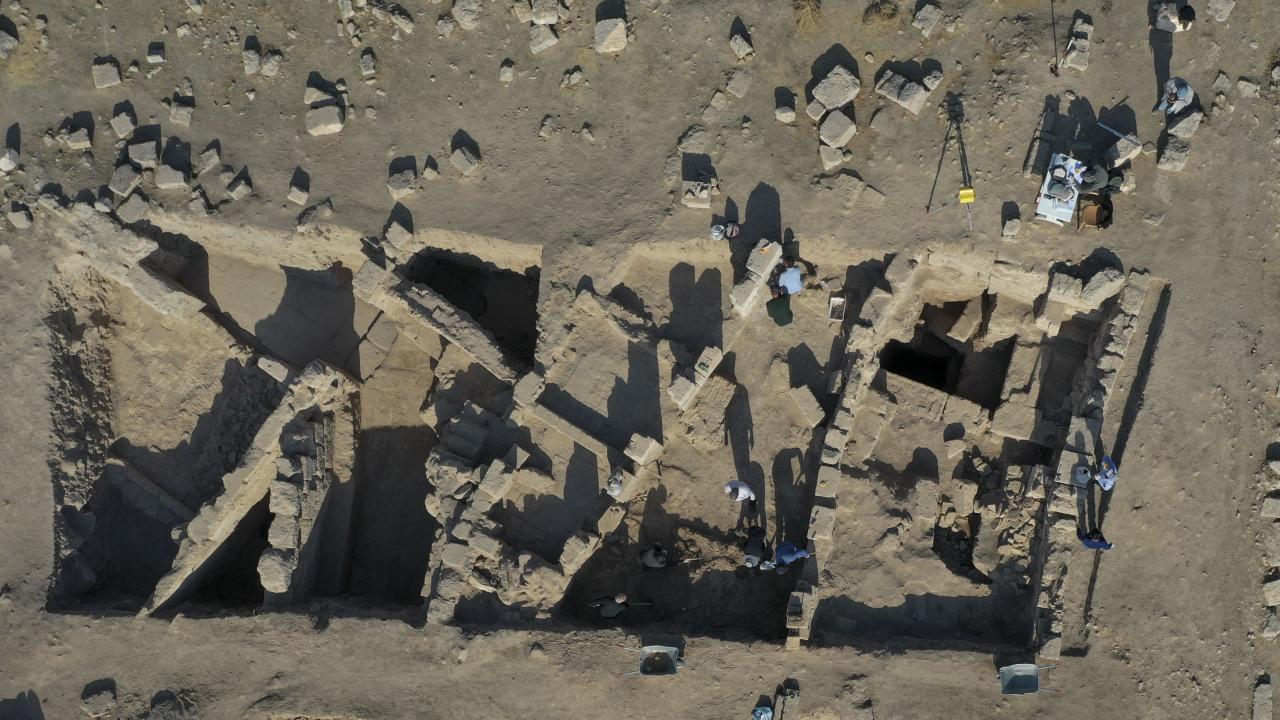 Aynı zamanda hemen o odaların yanında mutfak var, geniş ocakları ve tandırları olan.