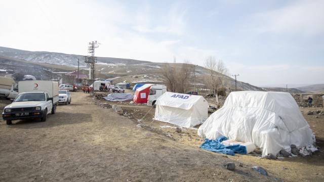 Erzurum depreminde evleri hasar görenler geceyi çadırda geçirdi