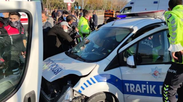 Öğrenci servisi ile polis aracı çarpıştı: 10 yaralı