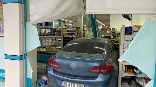 Konyada park halindeyken hareket eden araç markete girdi