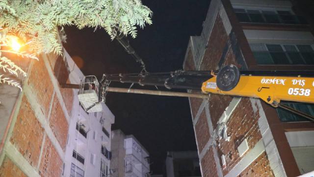 İzmirde temeli kayan bina nedeniyle 5 apartman tahliye edildi