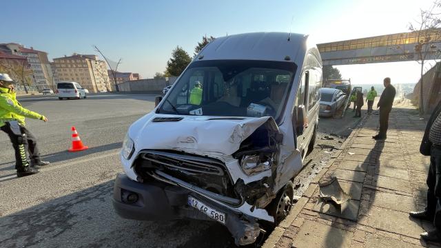 Bingölde öğrenci servisi otomobil ile çarpıştı: 3 yaralı