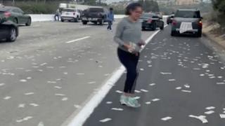 California'da paralar yola saçıldı: Sürücüler para için yarıştı