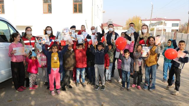 Elazığ jandarma ekipleri çocukların yüzünü güldürdü