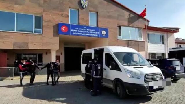 Vanda 13 göçmen kaçakçısı tutuklandı