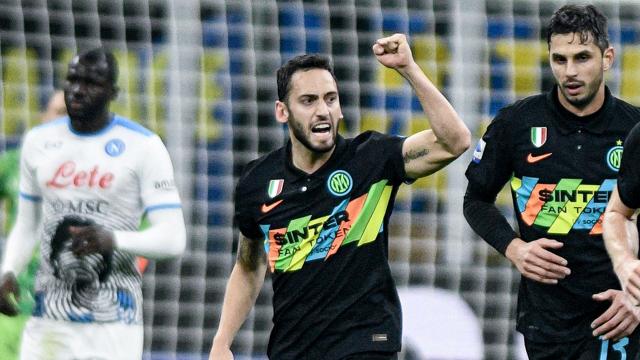 Hakan Çalhanoğlu attı Inter Napoliyi devirdi