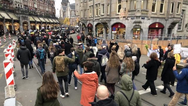 Hollandada kısıtlama karşıtı gösteriler devam ediyor