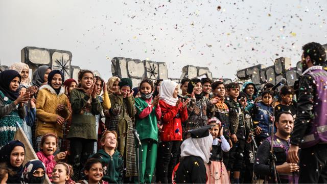İdlibdeki çocuklar tiyatro gösterisiyle eğlendi