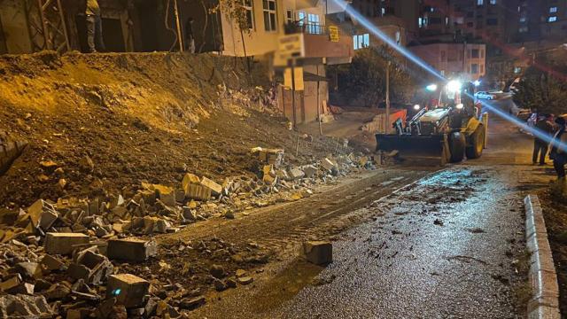 Kahramanmaraşta istinat duvarı çöktü: 3 bina boşaltıldı