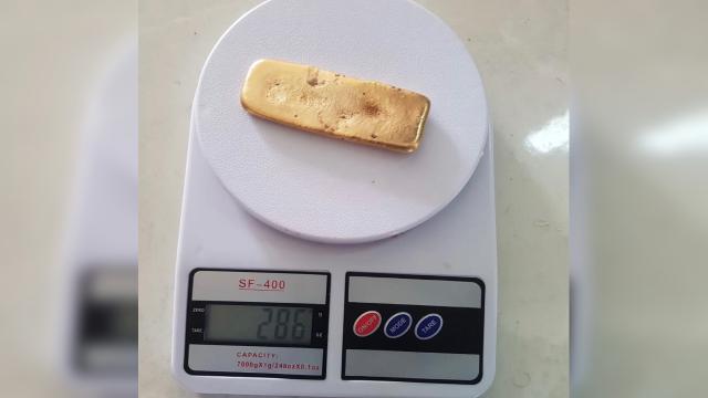Sınırdan 286 gram altınla geçmeye çalışırken yakalandı