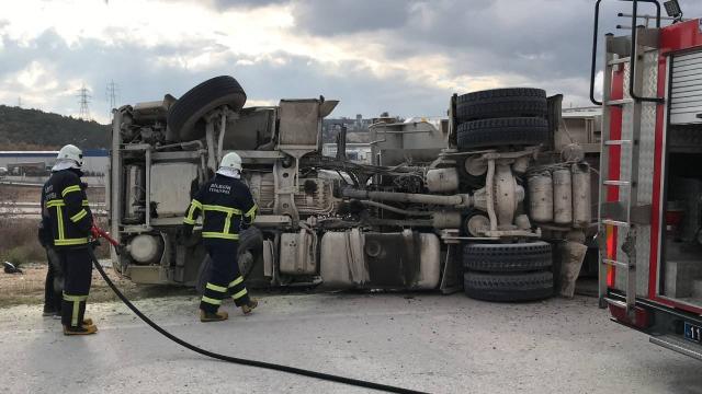 Bilecikte devrilen kamyonda yangın çıktı