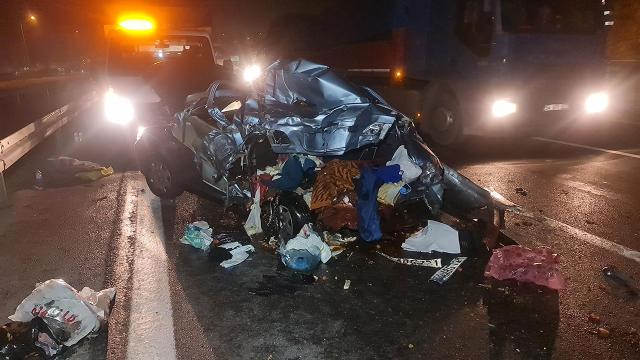 Tem Otoyolunda kamyon otomobile çarptı: 5 yaralı