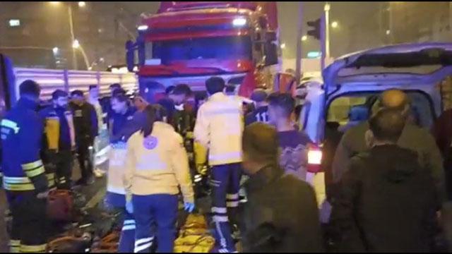 Diyarbakırda tır ile hafif ticari araç kafa kafaya çarpıştı: 6 yaralı