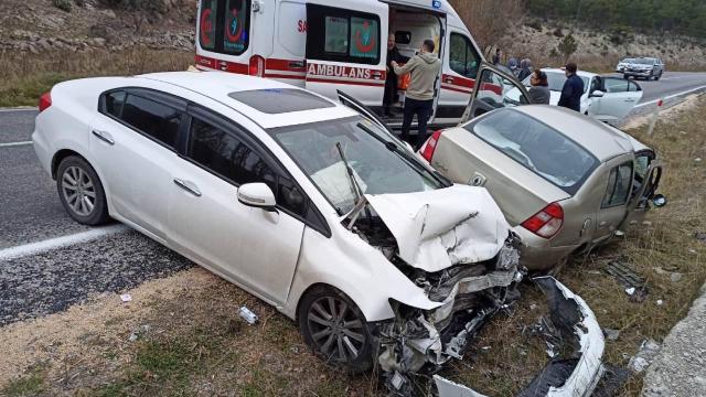 Eskişehirde otomobiller çarpıştı: 5 yaralı