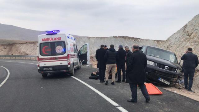 Sivasta minibüs devrildi: 5 yaralı