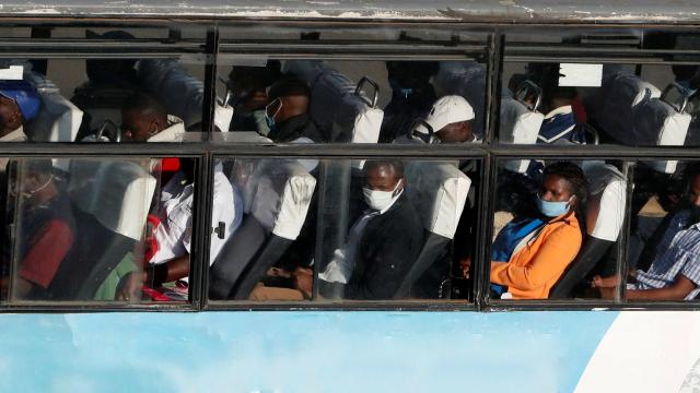Kenyada, aşı olmayanlar yüz yüze devlet hizmetlerinden faydalanamayacak