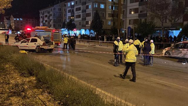 Konyada araç ağaca çarpıp takla attı: 2 ölü, 1 yaralı