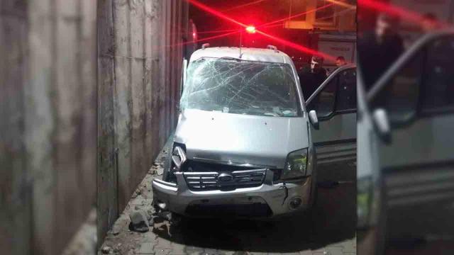 Manisada ticari araç beton duvara çarptı: 1 ölü, 2 yaralı