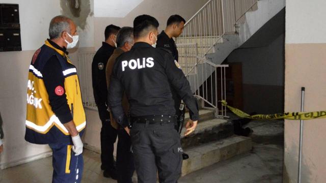 Zabıta memuru apartman girişinde ölü bulundu