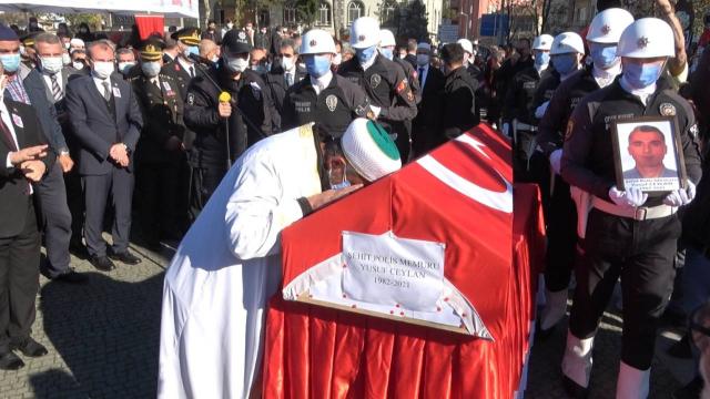 Şehit polisin cenaze namazını babası kıldırdı