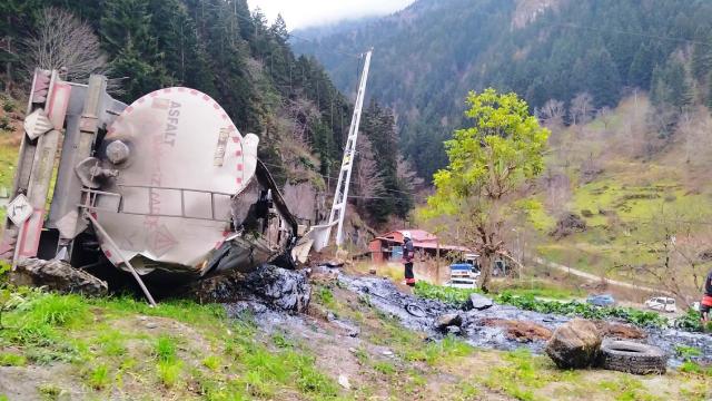 Trabzonda zift yüklü tanker devrildi: 2 yaralı