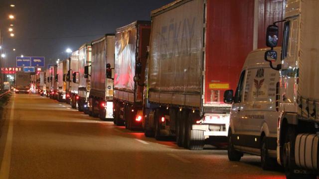 Kapıkulede tır kuyruğu 11 kilometreyi buldu