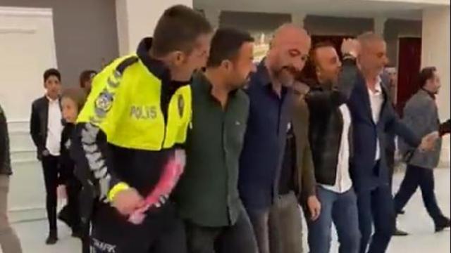 Trafik polisinin halaybaşı olduğu görüntüler ilgi çekti