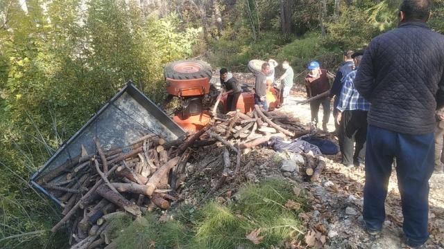 Devrilen traktörün altında kalan baba ve oğlu hayatını kaybetti