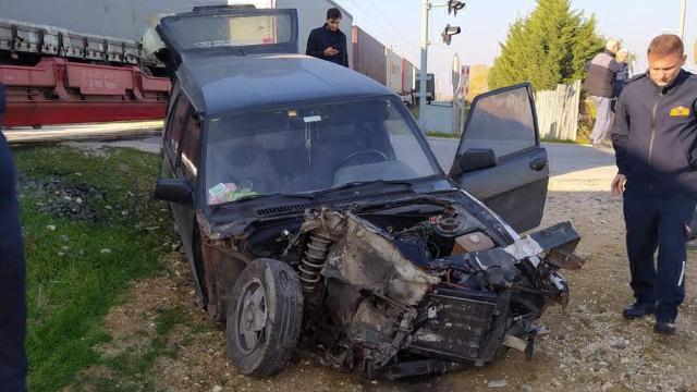 Kırklarelide yük treni otomobile çarptı
