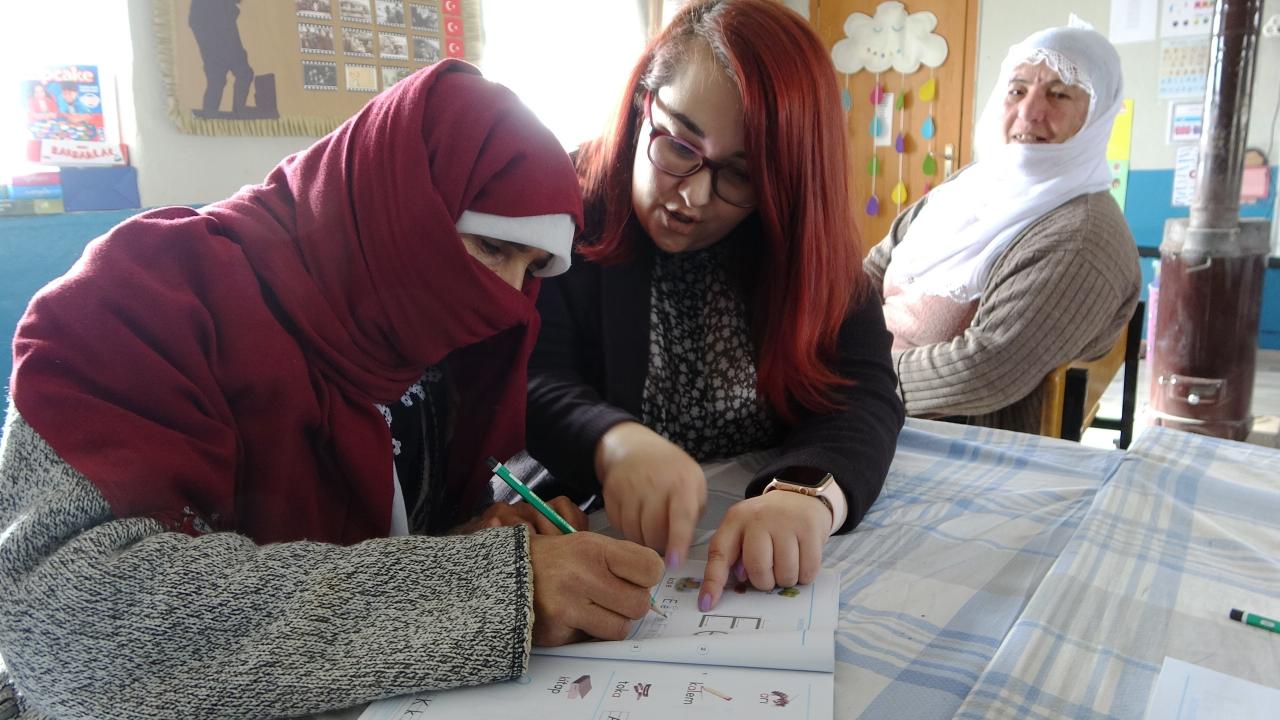 “Sabah çocuklara ders veriyor, öğleden sonra da bize ders veriyor”