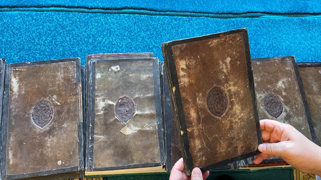 "30 cüzden oluşuyor ama elimizde 10 cüzü var"