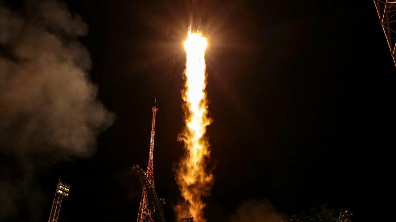 Ракета протон м. Пуск ракеты ночью. Спутник метеор-2. Запуск ракеты ночью. След от ракеты.