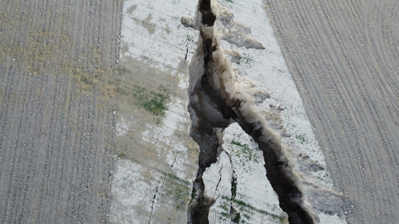 Yüzey yarıkları 300 metre uzunluğunda