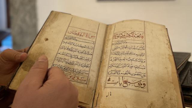 Tarihi camide 450 yıllık el yazması Kuran-ı Kerim bulundu