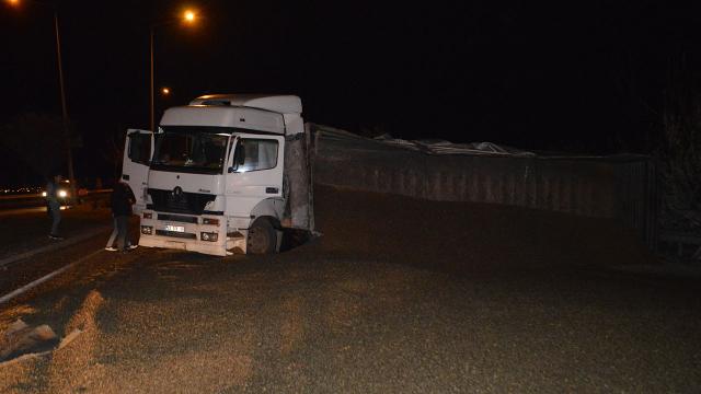 Afyonkarahisarda devrilen tır ulaşımı aksattı