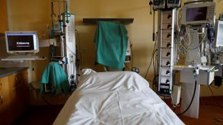 Almanya'da skandal: Yatağa bağımlı Türk hasta ameliyat önlüğüyle taburcu edildi