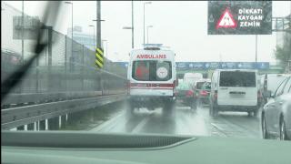 Ambulansın peşine takılan fırsatçı sürücüler trafikte tehlike saçıyor