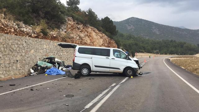 Otomobil ile minibüs çarpıştı: 1 ölü, 2 yaralı