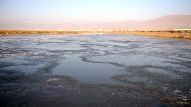 Ardahanda soğuk hava yüzünden Kura Nehri buz tuttu