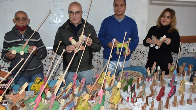 Aydında emekli öğretmen, atık malzemeleri hayvan figürlerine dönüştürüyor
