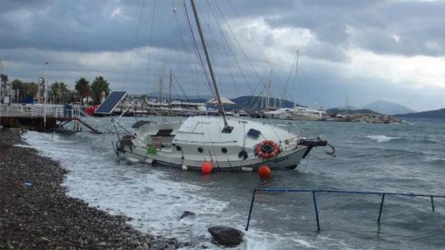 Bodrumda sürüklenen tekne karaya oturdu