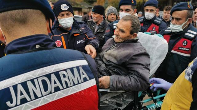 Ormanda kaybolan yaşlı adam 14 saat sonra bulundu