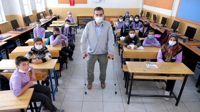 Depremde 2 bacağını kaybeden öğretmen görevinin başında